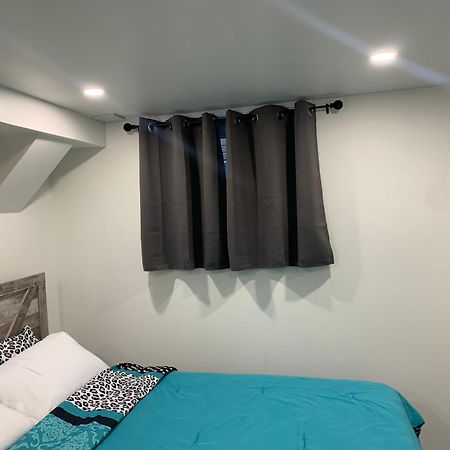 Modern 1 Bedroom + Den In קיימברידג' מראה חיצוני תמונה