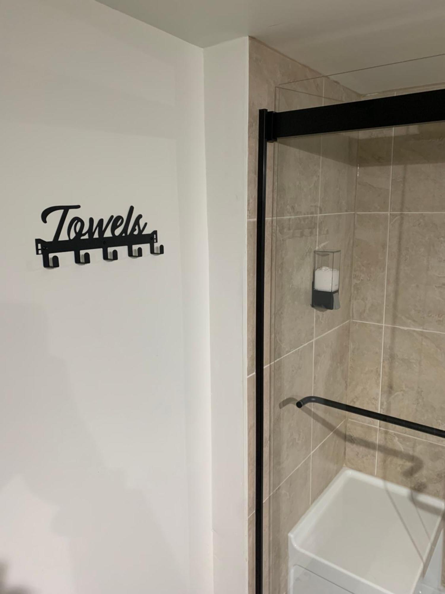 Modern 1 Bedroom + Den In קיימברידג' מראה חיצוני תמונה